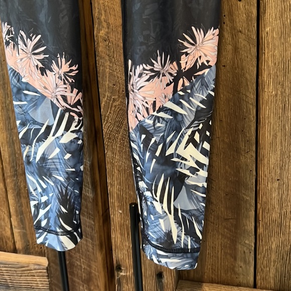Tone it up tropical leggings size medium - Picture 2 of 6
